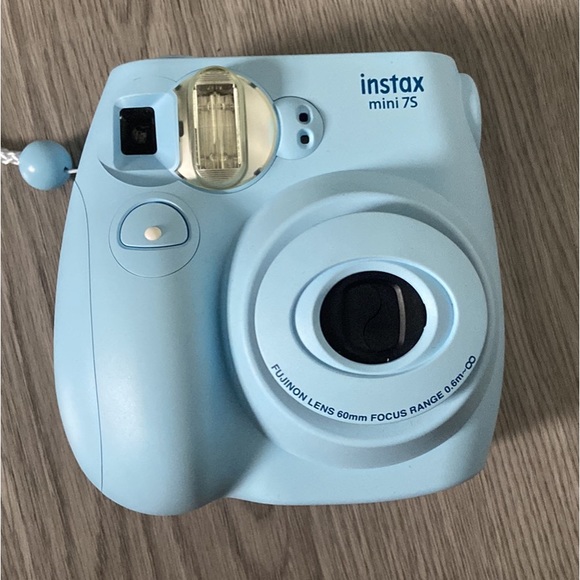 This is a Polaroid camera - Picture 3 of 4